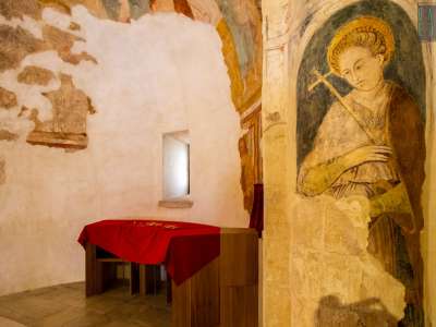 Pi� tarda � invece la Sant'Elena con la croce sulla semicolonna del presbiterio